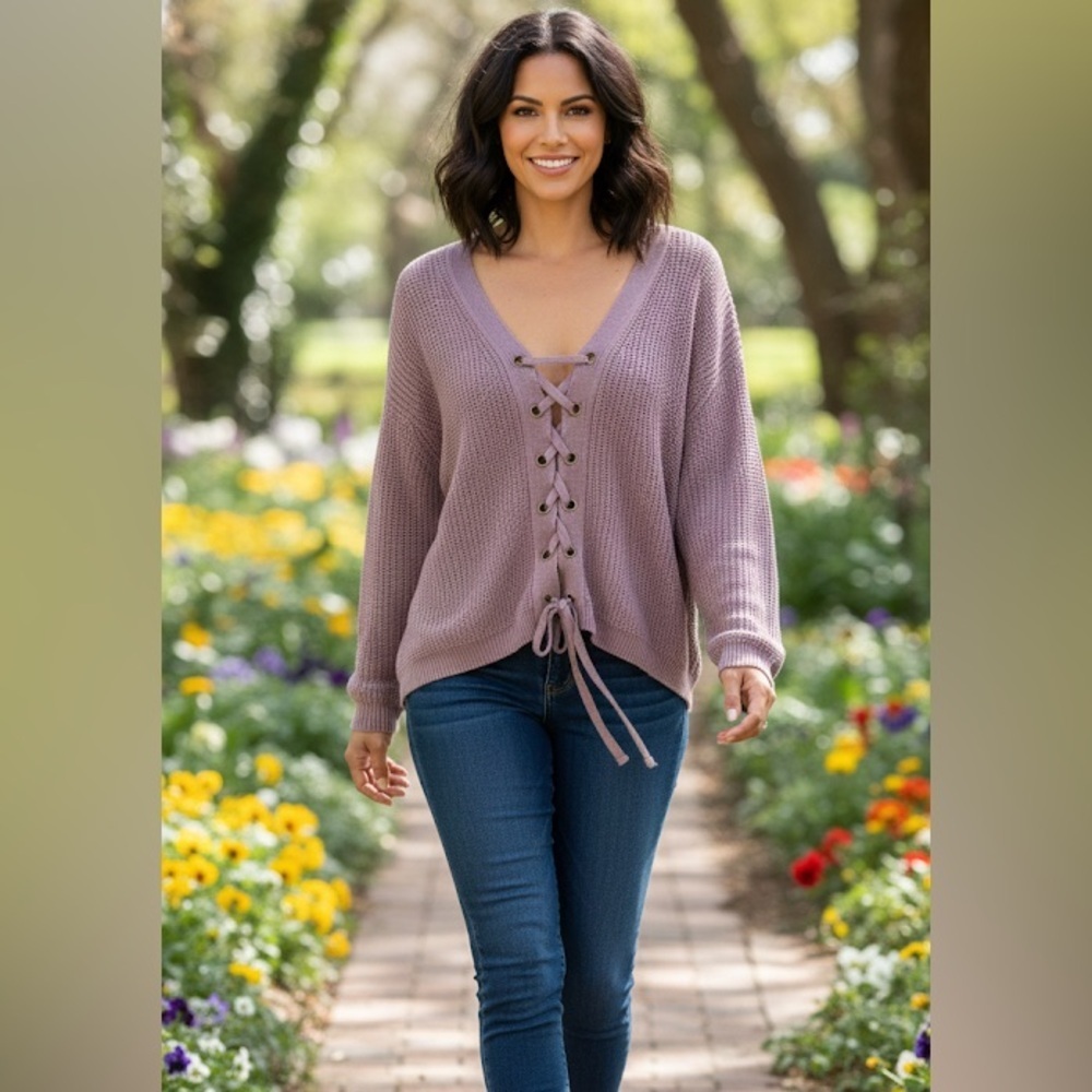 Miracle Sweater Lavender Lace Up sweater size M/L